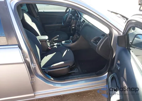 2013 Chrysler 200 Lx z USA, uszkodzony, nr VIN 1C3CCBAB6DN642302